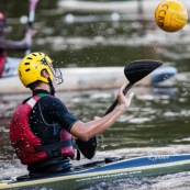 Kayak polo a saut maripa du cote de Saint Georges de l'Oyapock. Organise par le club Tukus. Sport d'équipe avec ballon. Jeunes.