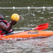 Kayak polo a saut maripa du cote de Saint Georges de l'Oyapock. Organise par le club Tukus. Sport d'équipe avec ballon. Jeunes.