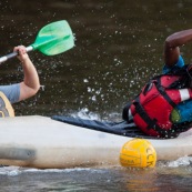 Kayak polo a saut maripa du cote de Saint Georges de l'Oyapock. Organise par le club Tukus. Sport d'équipe avec ballon. Jeunes.