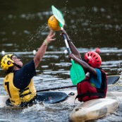 Kayak polo a saut maripa du cote de Saint Georges de l'Oyapock. Organise par le club Tukus. Sport d'équipe avec ballon. Jeunes.