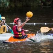 Kayak polo a saut maripa du cote de Saint Georges de l'Oyapock. Organise par le club Tukus. Sport d'équipe avec ballon. Jeunes.