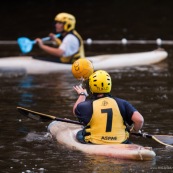 Kayak polo a saut maripa du cote de Saint Georges de l'Oyapock. Organise par le club Tukus. Sport d'équipe avec ballon. Jeunes.