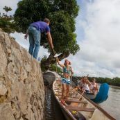 Course de pirogue en Guyane a Montsinery tonnegrande. P12 et P4 (12 places et 4 places). Organise par le club de canoe kayak et pirogue de Cayenne (ASPAG). Deguisements des equipages.