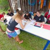 Course de pirogue en Guyane a Montsinery tonnegrande. P12 et P4 (12 places et 4 places). Organise par le club de canoe kayak et pirogue de Cayenne (ASPAG). Deguisements des equipages.