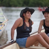 Course de pirogue en Guyane a Montsinery tonnegrande. P12 et P4 (12 places et 4 places). Organise par le club de canoe kayak et pirogue de Cayenne (ASPAG). Deguisements des equipages.