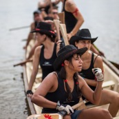 Course de pirogue en Guyane a Montsinery tonnegrande. P12 et P4 (12 places et 4 places). Organise par le club de canoe kayak et pirogue de Cayenne (ASPAG). Deguisements des equipages.