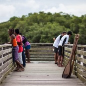 Course de pirogue en Guyane a Montsinery tonnegrande. P12 et P4 (12 places et 4 places). Organise par le club de canoe kayak et pirogue de Cayenne (ASPAG). Deguisements des equipages.