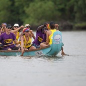 Course de pirogue en Guyane a Montsinery tonnegrande. P12 et P4 (12 places et 4 places). Organise par le club de canoe kayak et pirogue de Cayenne (ASPAG). Deguisements des equipages.