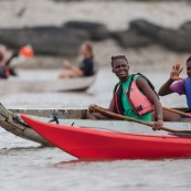 Course de pirogue en Guyane a Montsinery tonnegrande. P12 et P4 (12 places et 4 places). Organise par le club de canoe kayak et pirogue de Cayenne (ASPAG). Deguisements des equipages.