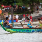 Course de pirogue en Guyane a Montsinery tonnegrande. P12 et P4 (12 places et 4 places). Organise par le club de canoe kayak et pirogue de Cayenne (ASPAG). Deguisements des equipages.