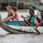 Course de pirogue en Guyane a Montsinery tonnegrande. P12 et P4 (12 places et 4 places). Organise par le club de canoe kayak et pirogue de Cayenne (ASPAG). Deguisements des equipages.