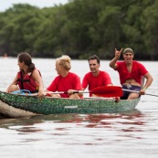 Course de pirogue en Guyane a Montsinery tonnegrande. P12 et P4 (12 places et 4 places). Organise par le club de canoe kayak et pirogue de Cayenne (ASPAG). Deguisements des equipages.