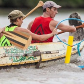 Course de pirogue en Guyane a Montsinery tonnegrande. P12 et P4 (12 places et 4 places). Organise par le club de canoe kayak et pirogue de Cayenne (ASPAG). Deguisements des equipages.