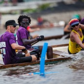 Course de pirogue en Guyane a Montsinery tonnegrande. P12 et P4 (12 places et 4 places). Organise par le club de canoe kayak et pirogue de Cayenne (ASPAG). Deguisements des equipages.