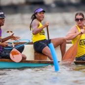 Course de pirogue en Guyane a Montsinery tonnegrande. P12 et P4 (12 places et 4 places). Organise par le club de canoe kayak et pirogue de Cayenne (ASPAG). Deguisements des equipages.