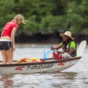 Course de pirogue en Guyane a Montsinery tonnegrande. P12 et P4 (12 places et 4 places). Organise par le club de canoe kayak et pirogue de Cayenne (ASPAG). Deguisements des equipages.