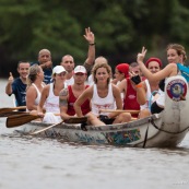 Course de pirogue en Guyane a Montsinery tonnegrande. P12 et P4 (12 places et 4 places). Organise par le club de canoe kayak et pirogue de Cayenne (ASPAG). Deguisements des equipages.