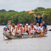 Course de pirogue en Guyane a Montsinery tonnegrande. P12 et P4 (12 places et 4 places). Organise par le club de canoe kayak et pirogue de Cayenne (ASPAG). Deguisements des equipages.