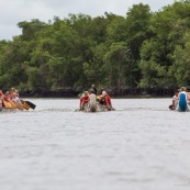 Course de pirogue en Guyane a Montsinery tonnegrande. P12 et P4 (12 places et 4 places). Organise par le club de canoe kayak et pirogue de Cayenne (ASPAG). Deguisements des equipages.