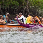 Course de pirogue en Guyane a Montsinery tonnegrande. P12 et P4 (12 places et 4 places). Organise par le club de canoe kayak et pirogue de Cayenne (ASPAG). Deguisements des equipages.