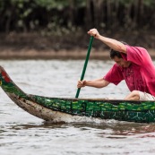 Course de pirogue en Guyane a Montsinery tonnegrande. P12 et P4 (12 places et 4 places). Organise par le club de canoe kayak et pirogue de Cayenne (ASPAG). Deguisements des equipages.