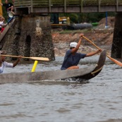 Course de pirogue en Guyane a Montsinery tonnegrande. P12 et P4 (12 places et 4 places). Organise par le club de canoe kayak et pirogue de Cayenne (ASPAG). Deguisements des equipages.