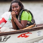 Course de pirogue en Guyane a Montsinery tonnegrande. P12 et P4 (12 places et 4 places). Organise par le club de canoe kayak et pirogue de Cayenne (ASPAG). Deguisements des equipages.