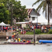 Course de pirogue en Guyane a Montsinery tonnegrande. P12 et P4 (12 places et 4 places). Organise par le club de canoe kayak et pirogue de Cayenne (ASPAG). Deguisements des equipages.