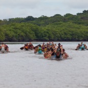 Course de pirogue en Guyane a Montsinery tonnegrande. P12 et P4 (12 places et 4 places). Organise par le club de canoe kayak et pirogue de Cayenne (ASPAG). Deguisements des equipages.