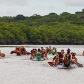 Course de pirogue en Guyane a Montsinery tonnegrande. P12 et P4 (12 places et 4 places). Organise par le club de canoe kayak et pirogue de Cayenne (ASPAG). Deguisements des equipages.