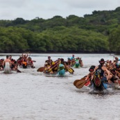 Course de pirogue en Guyane a Montsinery tonnegrande. P12 et P4 (12 places et 4 places). Organise par le club de canoe kayak et pirogue de Cayenne (ASPAG). Deguisements des equipages.