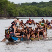 Course de pirogue en Guyane a Montsinery tonnegrande. P12 et P4 (12 places et 4 places). Organise par le club de canoe kayak et pirogue de Cayenne (ASPAG). Deguisements des equipages.