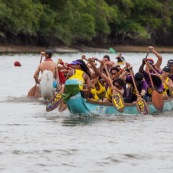 Course de pirogue en Guyane a Montsinery tonnegrande. P12 et P4 (12 places et 4 places). Organise par le club de canoe kayak et pirogue de Cayenne (ASPAG). Deguisements des equipages.