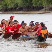 Course de pirogue en Guyane a Montsinery tonnegrande. P12 et P4 (12 places et 4 places). Organise par le club de canoe kayak et pirogue de Cayenne (ASPAG). Deguisements des equipages.