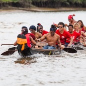 Course de pirogue en Guyane a Montsinery tonnegrande. P12 et P4 (12 places et 4 places). Organise par le club de canoe kayak et pirogue de Cayenne (ASPAG). Deguisements des equipages.