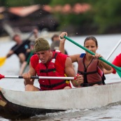 Course de pirogue en Guyane a Montsinery tonnegrande. P12 et P4 (12 places et 4 places). Organise par le club de canoe kayak et pirogue de Cayenne (ASPAG). Deguisements des equipages.