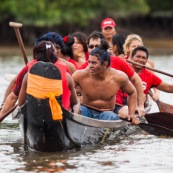 Course de pirogue en Guyane a Montsinery tonnegrande. P12 et P4 (12 places et 4 places). Organise par le club de canoe kayak et pirogue de Cayenne (ASPAG). Deguisements des equipages.