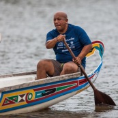 Course de pirogue en Guyane a Montsinery tonnegrande. P12 et P4 (12 places et 4 places). Organise par le club de canoe kayak et pirogue de Cayenne (ASPAG). Deguisements des equipages.