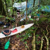 EN Guyane, foret tropicale amazonienne, campement en carbet bache et hamacs. Expedition en canoe kayak.