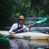 Kayak, kayaliste, en Guyane, foret tropicale amazonienne. Sur une riviere (crique).