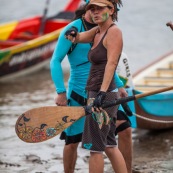 Course de pirogue en Guyane a Montsinery tonnegrande. P12 et P4 (12 places et 4 places). Organise par le club de canoe kayak et pirogue de Cayenne (ASPAG). Deguisements des equipages.