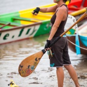 Course de pirogue en Guyane a Montsinery tonnegrande. P12 et P4 (12 places et 4 places). Organise par le club de canoe kayak et pirogue de Cayenne (ASPAG). Deguisements des equipages.