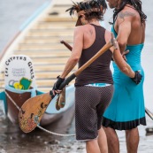 Course de pirogue en Guyane a Montsinery tonnegrande. P12 et P4 (12 places et 4 places). Organise par le club de canoe kayak et pirogue de Cayenne (ASPAG). Deguisements des equipages.