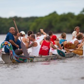 Course de pirogue en Guyane a Montsinery tonnegrande. P12 et P4 (12 places et 4 places). Organise par le club de canoe kayak et pirogue de Cayenne (ASPAG). Deguisements des equipages.