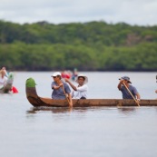 Course de pirogue en Guyane a Montsinery tonnegrande. P12 et P4 (12 places et 4 places). Organise par le club de canoe kayak et pirogue de Cayenne (ASPAG). Deguisements des equipages.