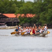 Course de pirogue en Guyane a Montsinery tonnegrande. P12 et P4 (12 places et 4 places). Organise par le club de canoe kayak et pirogue de Cayenne (ASPAG). Deguisements des equipages.