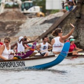 Course de pirogue en Guyane a Montsinery tonnegrande. P12 et P4 (12 places et 4 places). Organise par le club de canoe kayak et pirogue de Cayenne (ASPAG). Deguisements des equipages.