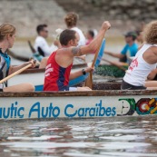 Course de pirogue en Guyane a Montsinery tonnegrande. P12 et P4 (12 places et 4 places). Organise par le club de canoe kayak et pirogue de Cayenne (ASPAG). Deguisements des equipages.