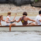 Course de pirogue en Guyane a Montsinery tonnegrande. P12 et P4 (12 places et 4 places). Organise par le club de canoe kayak et pirogue de Cayenne (ASPAG). Deguisements des equipages.