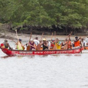 Course de pirogue en Guyane a Montsinery tonnegrande. P12 et P4 (12 places et 4 places). Organise par le club de canoe kayak et pirogue de Cayenne (ASPAG). Deguisements des equipages.